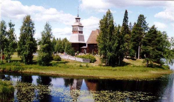 Petajavesi: la chiesa di legno e il lago