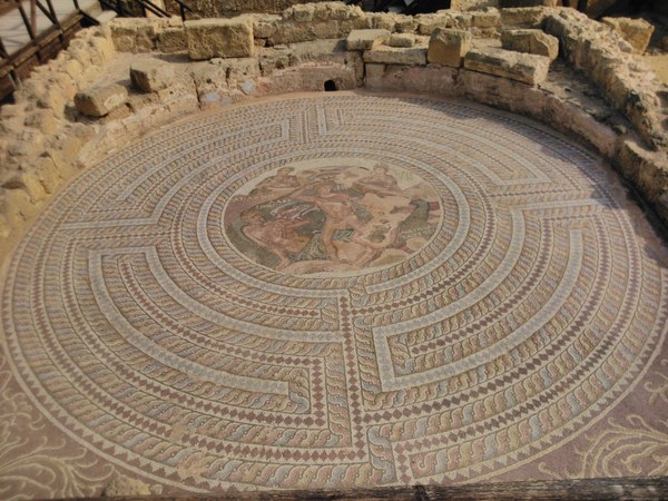 Paphos: mosaici, necropoli e paesaggio sacro