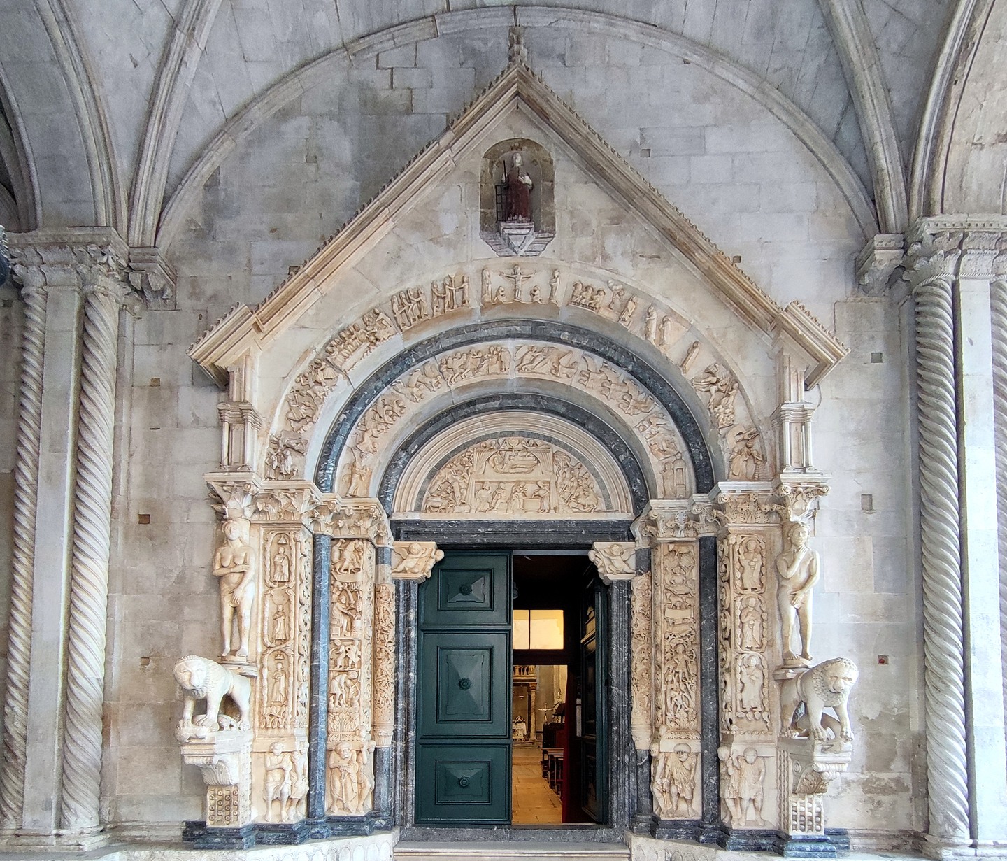 Audioguida Trogir: pietra, cattedrale e trama medievale